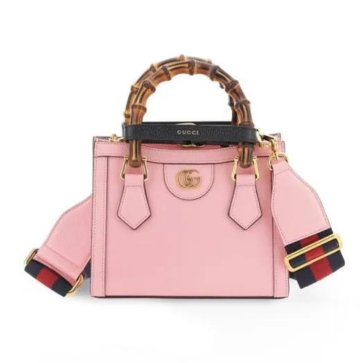 Diana粉色迷你手提包，11萬3100元。品牌提供