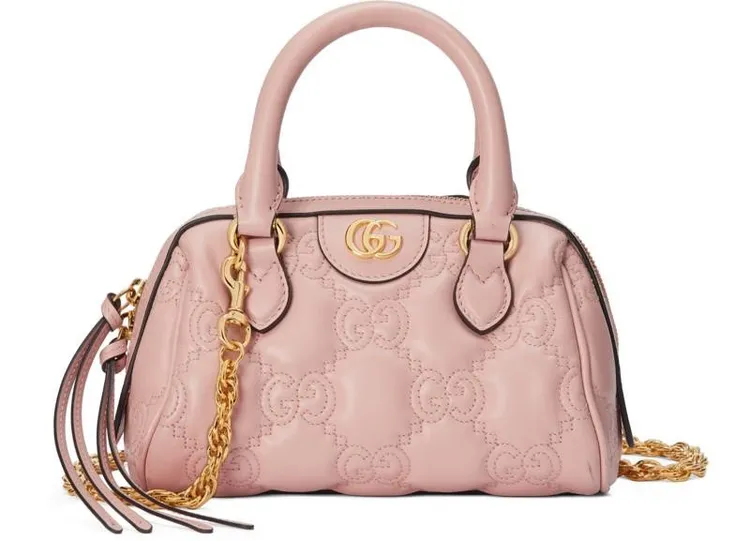 Matelasse粉色鍊條手提包，8萬4300元。品牌提供