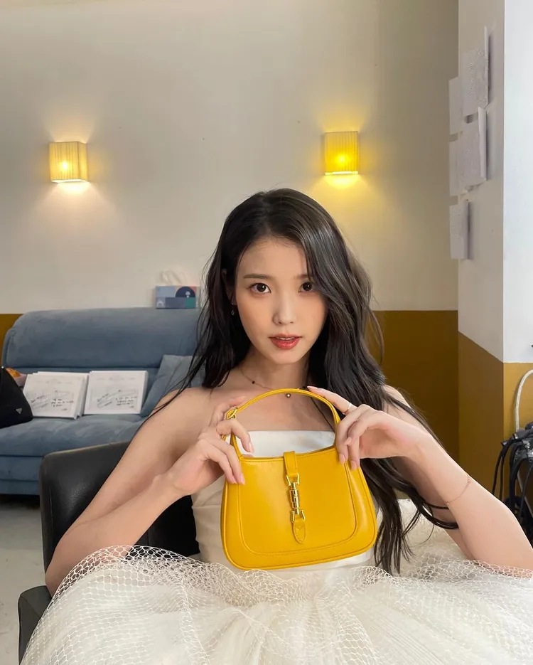 韓國「國民歌后」IU在認愛男神李鍾碩後的首篇po文，也獻給了GUCCI旗下的Jackie 1961新包。翻攝dlwlrma IG