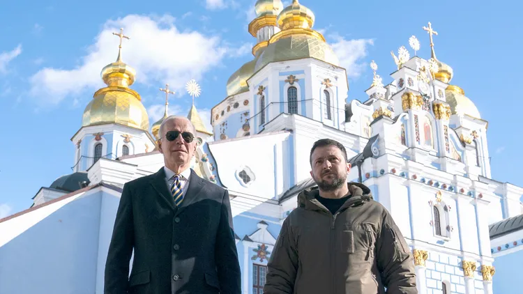 美國總統拜登（左）親訪烏克蘭並與總統澤連斯基（右）會面。