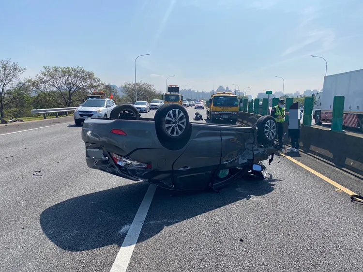 車輛撞護欄翻覆。國道警方提供