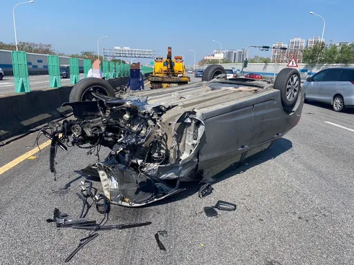 國二西向小客車失控撞護欄　車輛翻覆！女駕駛命大僅受輕傷