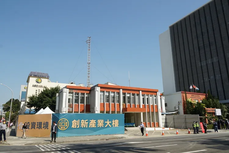 消防隊等單位老舊辦公室將拆除，預計114年完工後，將提供超過3千坪產業研發空間。經發局提供