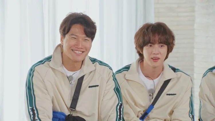 JIN（右）入伍前到《RM》作客，金鍾國對他太包容，惹得隊友吃醋。中天綜合台提供