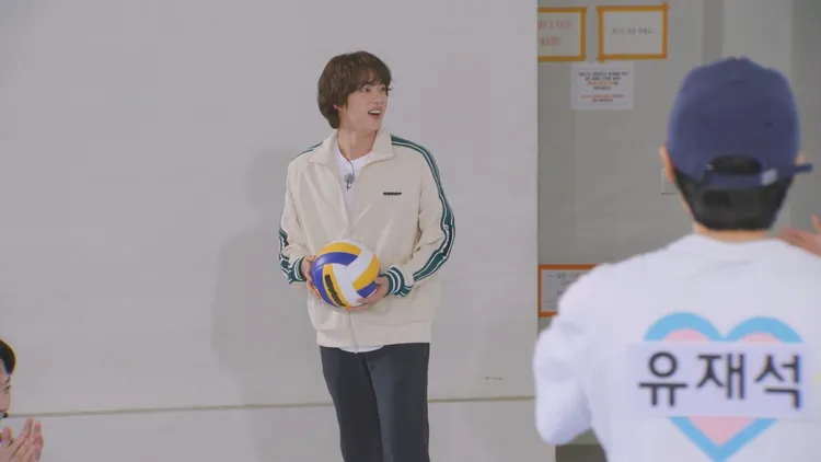 JIN踢網式足球失誤連連。中天綜合台提供