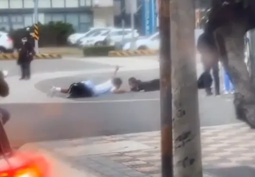 扯爆！台中2學生趴馬路玩「烏龜翹」機車閃避　警察要開罰了