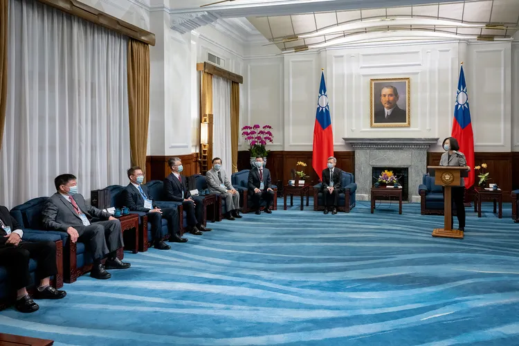 蔡英文邀請產業界領袖們一起跟政府打拚，帶動資安產業發展。總統府提供