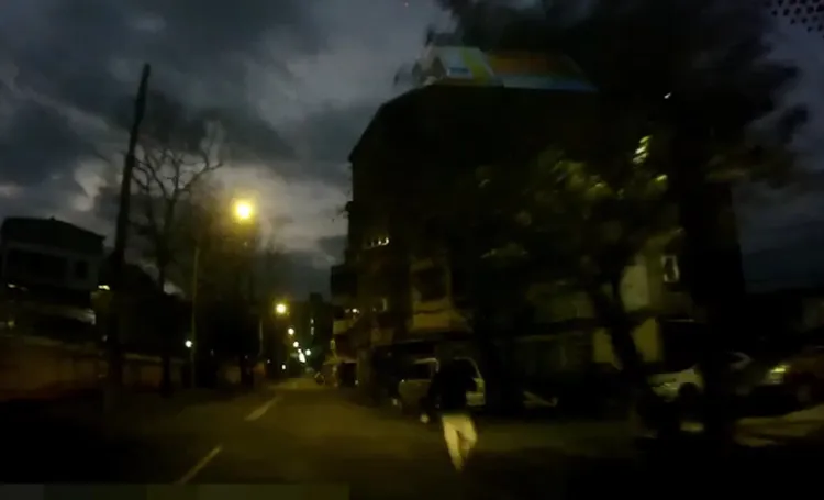 吳男攔下巡邏警報案。翻攝畫面