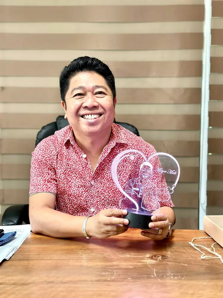 菲律賓魯納將軍市消防隊，贈送「母胎單身」的市長佛羅里多情人節禮物。fb／Mayor Matt Florido Withaheart