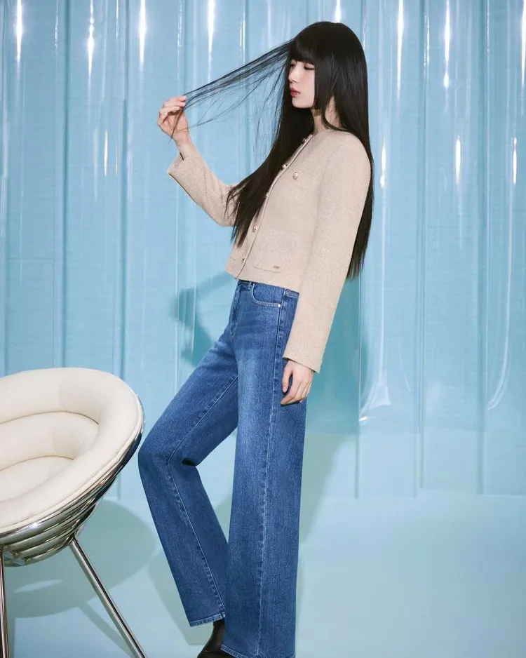 秀智拍攝GUESS 2023春夏形象照。翻攝skuukzky IG