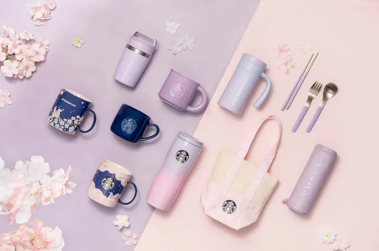 另有描繪夜幕低垂的月光下，白天朵朵粉櫻轉換成神祕淺紫色、截然不同夜櫻景緻的不鏽鋼把手杯或馬克杯、隨行餐具組。業者提供