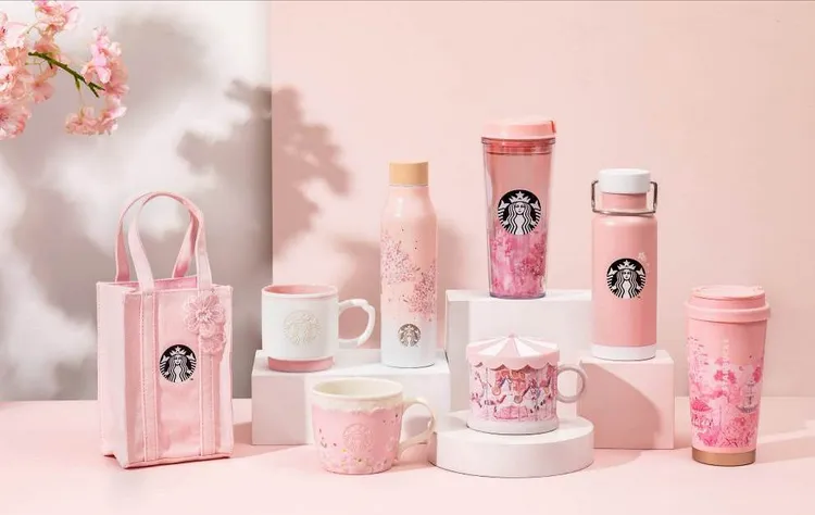 星巴克櫻花祭推出充滿繽紛花海的美景，搭配粉紅浪漫馬車、充滿童趣的旋轉木馬以及夢幻城堡，祭出簡約質感的杯款與提袋。業者提供