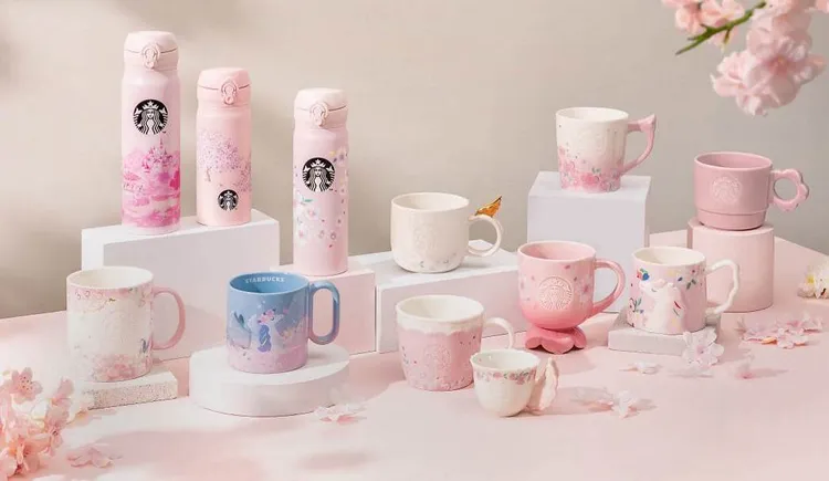星巴克櫻花季推出充滿繽紛花海美景，搭配粉紅浪漫的馬車、充滿童趣的旋轉木馬及夢幻城堡，帶出簡約質感的杯款與提袋。業者提供