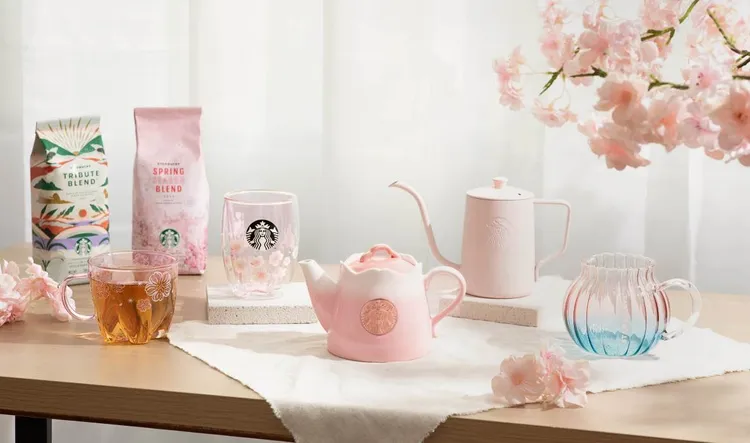 另有描繪夜幕低垂的月光下，白天朵朵粉櫻轉換成神祕淺紫色、截然不同夜櫻景緻的不鏽鋼把手杯或馬克杯、隨行餐具組。業者提供