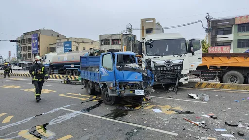 台中港區多部大小車追撞釀4人傷 聯結車翻覆!現場慘況曝光
