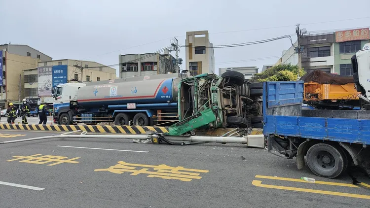 事故現場滿目瘡痍，其中一輛聯結車翻覆。讀者提供