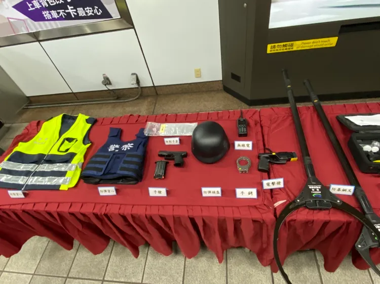 捷警隊展示各項裝備。翻攝畫面