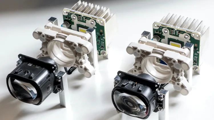 燈具的光學玻璃可產生不同的照射角度，HD矩陣式車燈模組的廣角鏡涵蓋了前方寬40度、高10度的照射範圍。原廠照片