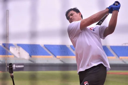 不愧是主砲!張育成代打2打數都敲安 台灣隊熱身15比1打爆味全