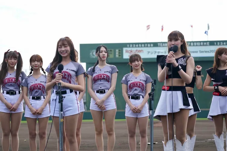 樂天女孩在石垣島引起瘋狂。   翻攝Rakuten Girls臉書