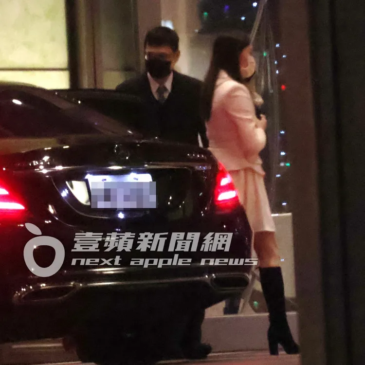 曾馨瑩返回信義區豪宅，下車時拿著手機通話中。特勤中心攝