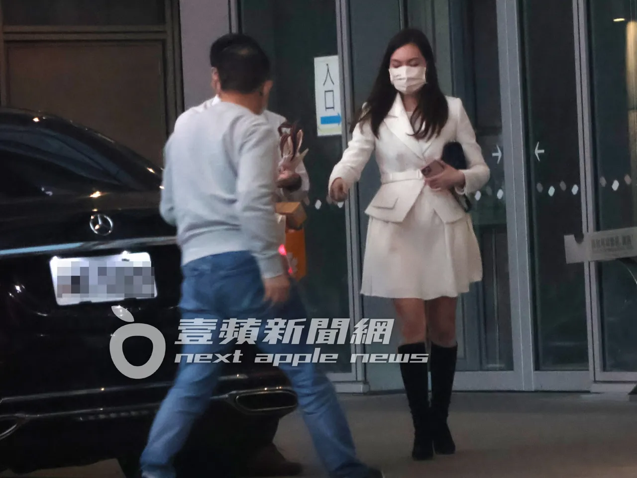 曾馨瑩(右)請工作人員將禮品轉交至司機。特勤中心攝