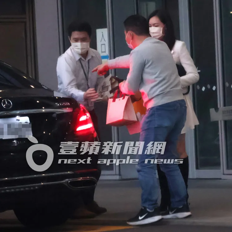 在曾馨瑩面前，司機小心翼翼的將禮品收下。特勤中心攝