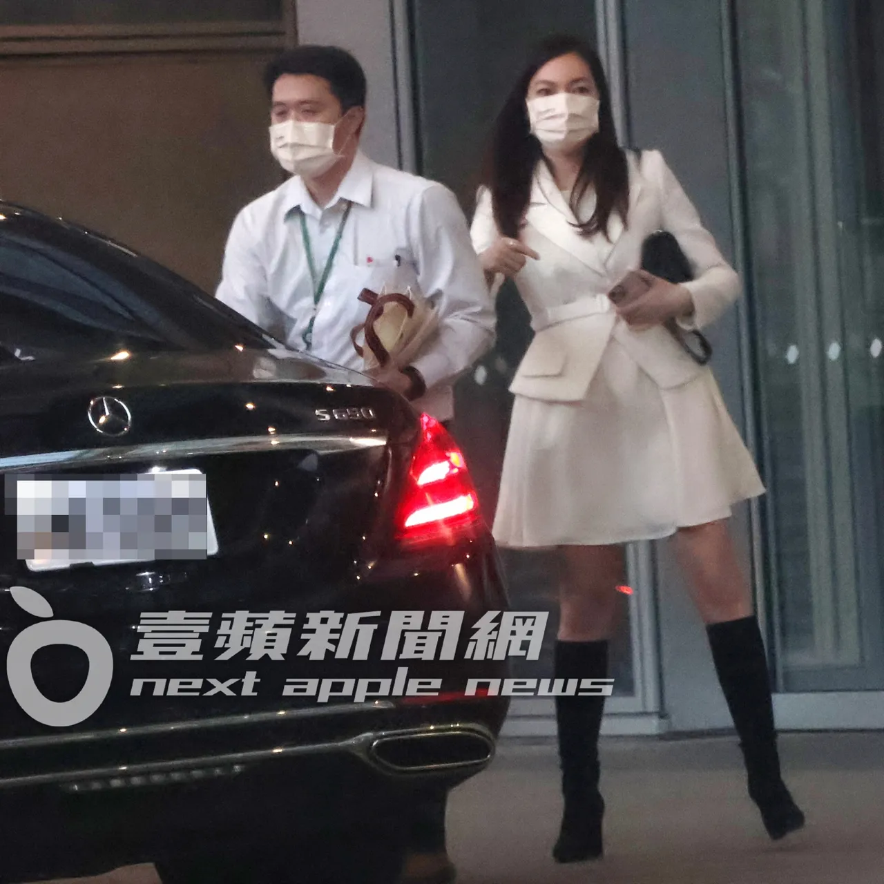 曾馨瑩在工作人員的陪伴下步出會場,小露性感絕對領域。特勤中心攝