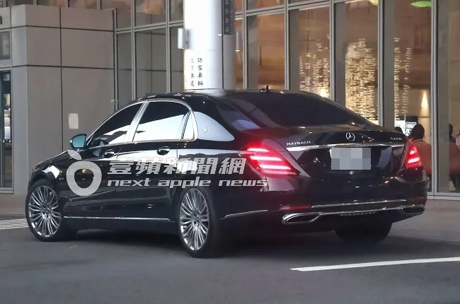 郭台銘要價1280萬元起的黑色賓士Maybach S650，現蹤台大癌醫中心大樓。特勤中心攝