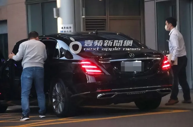 司機（左）小跑步將禮品放置後座。特勤中心攝