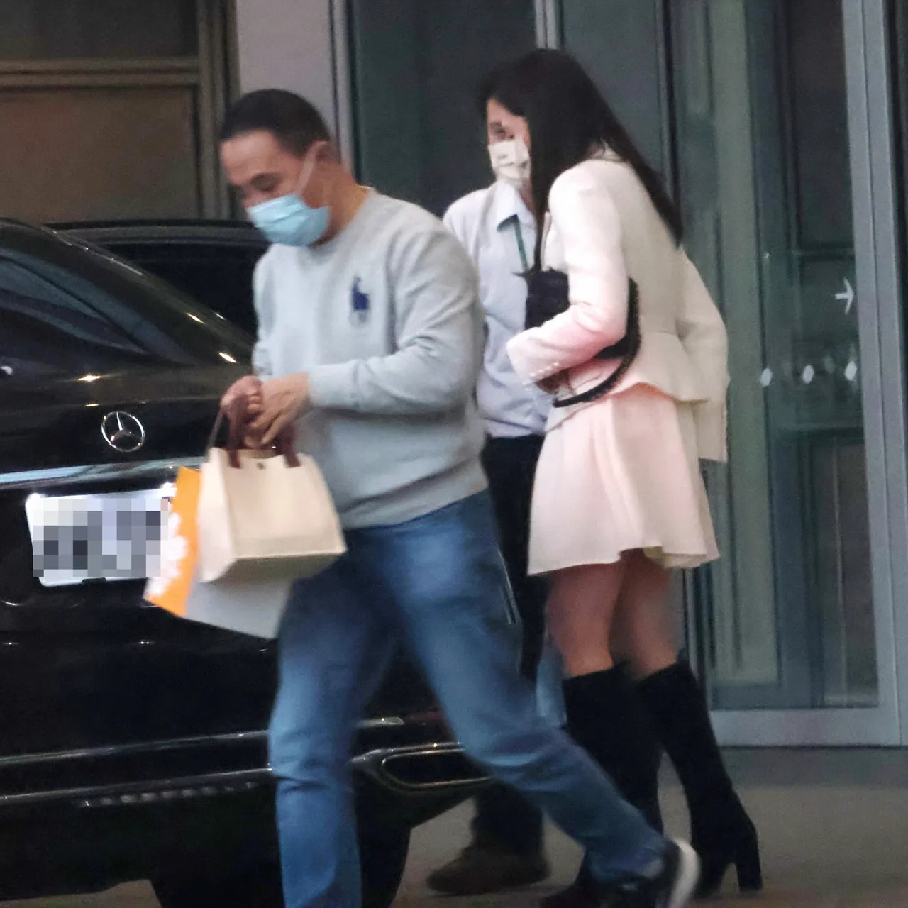 曾馨瑩(右)準備坐上賓士轎車後座。特勤中心攝