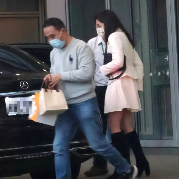 曾馨瑩（右）準備坐上賓士轎車後座。特勤中心攝