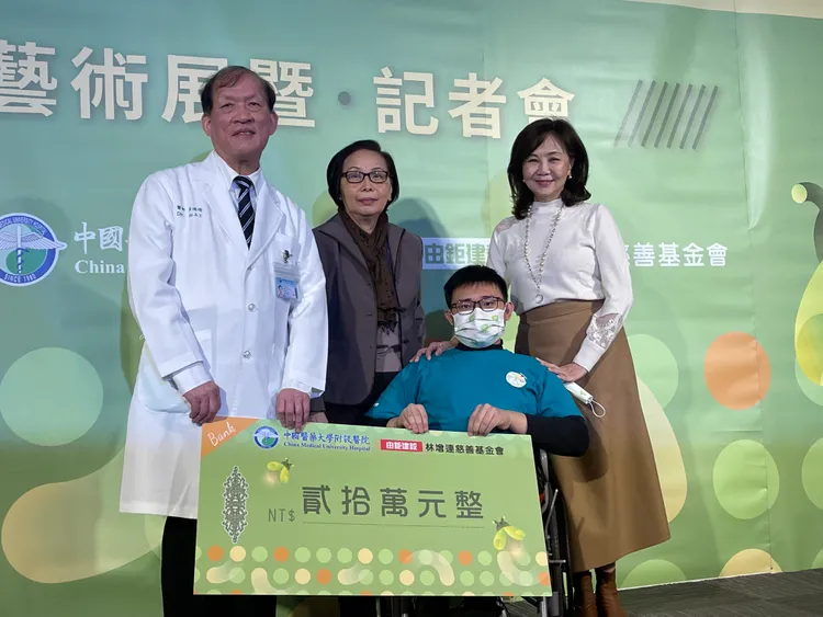 中國醫藥大學附設醫院院長周德陽﹝圖左一﹞及林增連慈善基金會董事長林嘉琪﹝圖右一﹞，支持20萬元給予病友的畫作，由罕見疾病基金會創辦人陳莉茵﹝圖左二﹞及病友收下。王煌忠攝