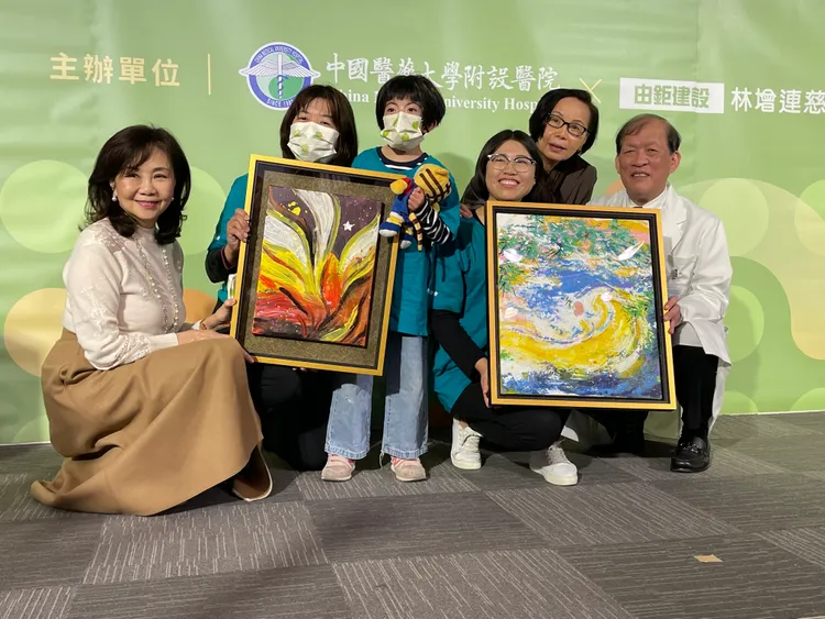重型海洋性貧血的罕病畫家李佳鎂(右三﹞，將畫作《生命‧生長》，致贈中國醫藥大學附設醫院，感謝醫護人員的長期照顧，讓罕病病友可以擁有自己的人生、回饋社會。王煌忠攝