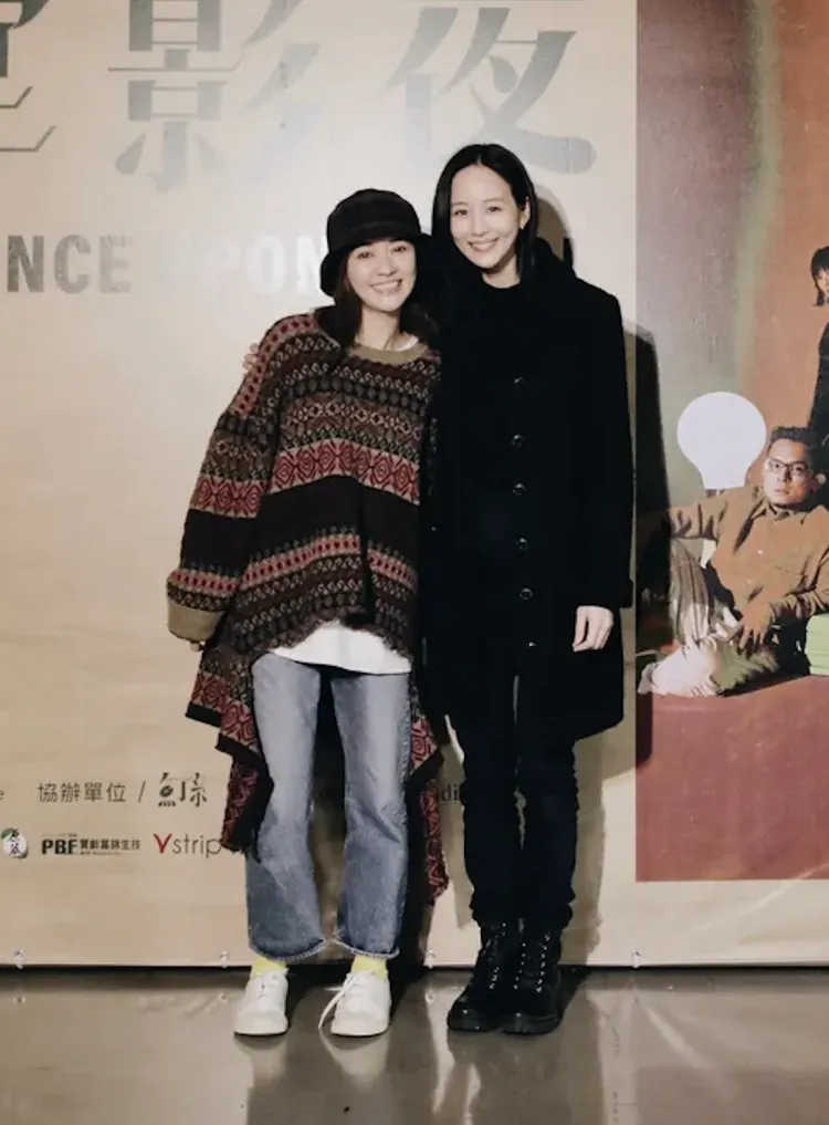 張鈞甯（右）與陳意涵今去看「魚丁糸」演唱會。環球提供