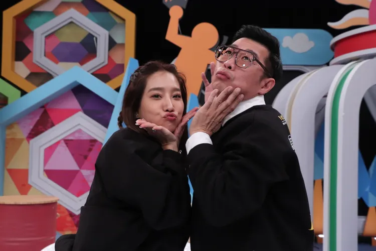 楊皓如(左)和馬力歐交情好，對方老婆吃飛醋。中天綜合台提供 