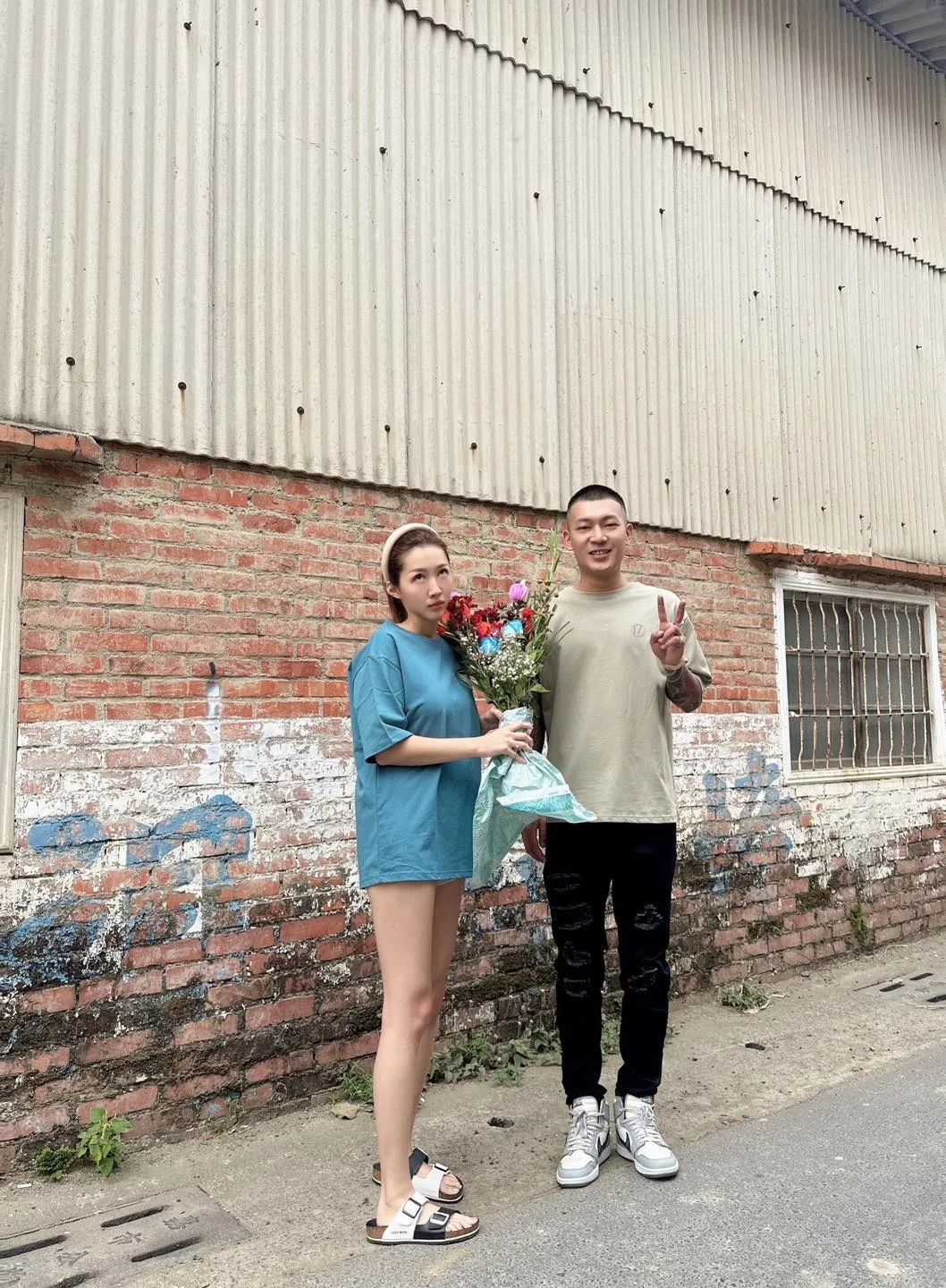 鳳梨獻上情人節花束。取自鳳梨臉書