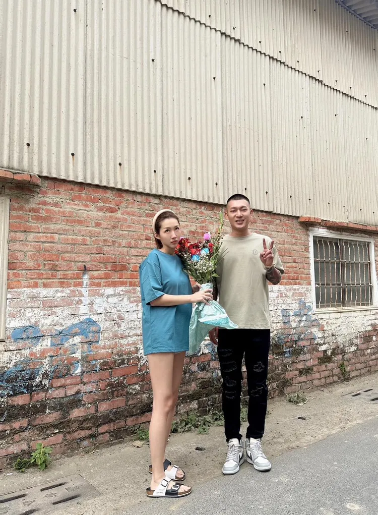 鳳梨獻上情人節花束。取自鳳梨臉書