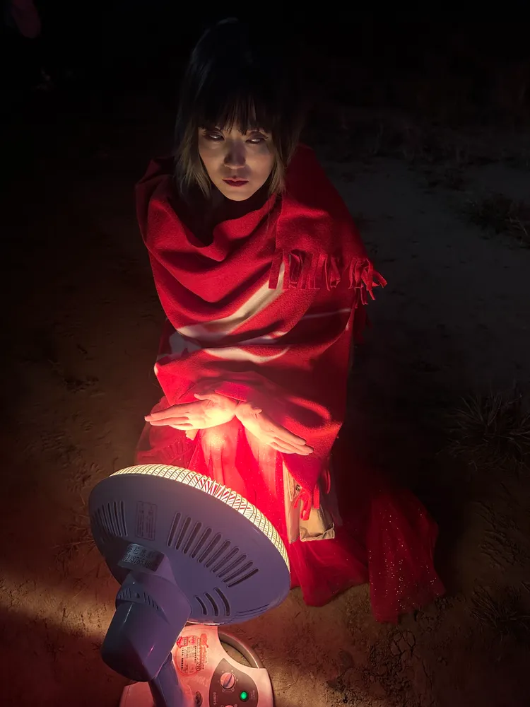 曹雅雯在寒流中拍片，只好用暖風扇取暖。好聞國際事業有限公司提供