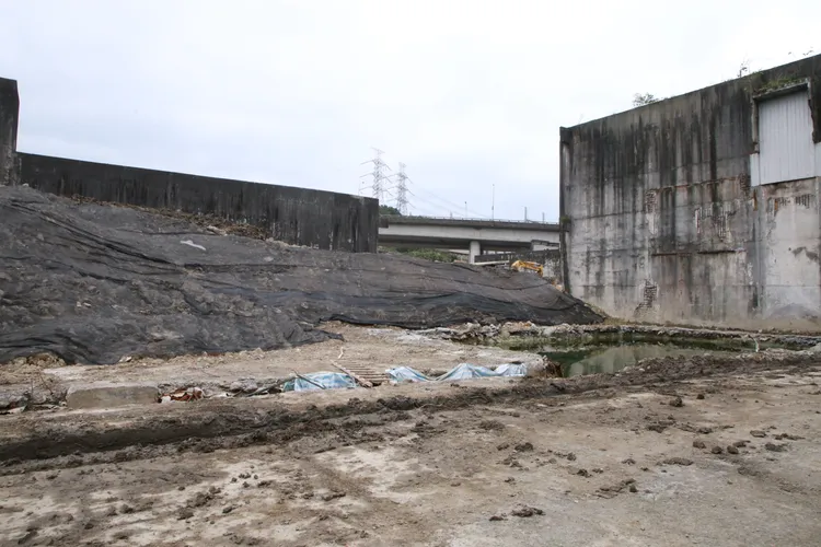 承包商將台肥將C4基地廢棄土方轉運至位於基隆市中山區台肥一廠堆置、掩埋。翻攝畫面