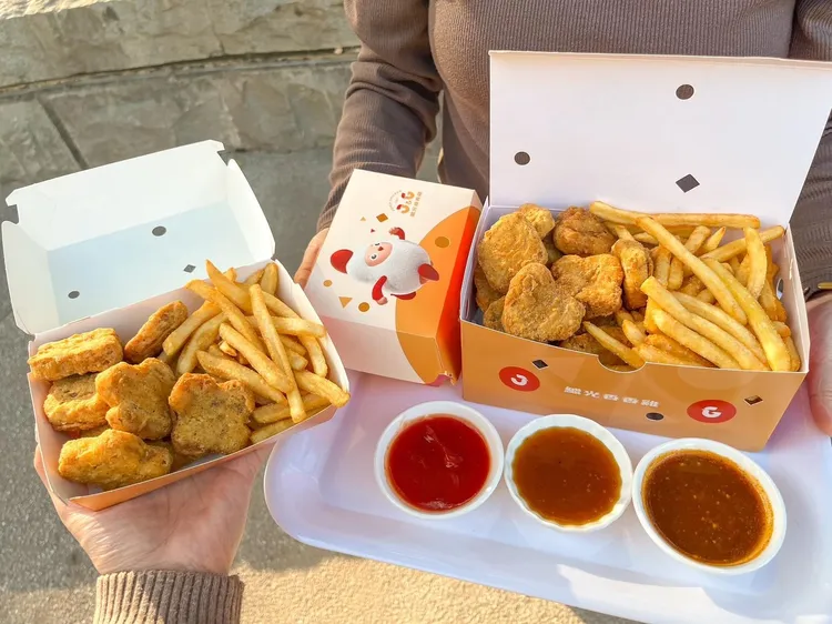 繼光香香雞針對「黃金鴨香寶」雞鴨塊推出三款特製沾醬。業者提供