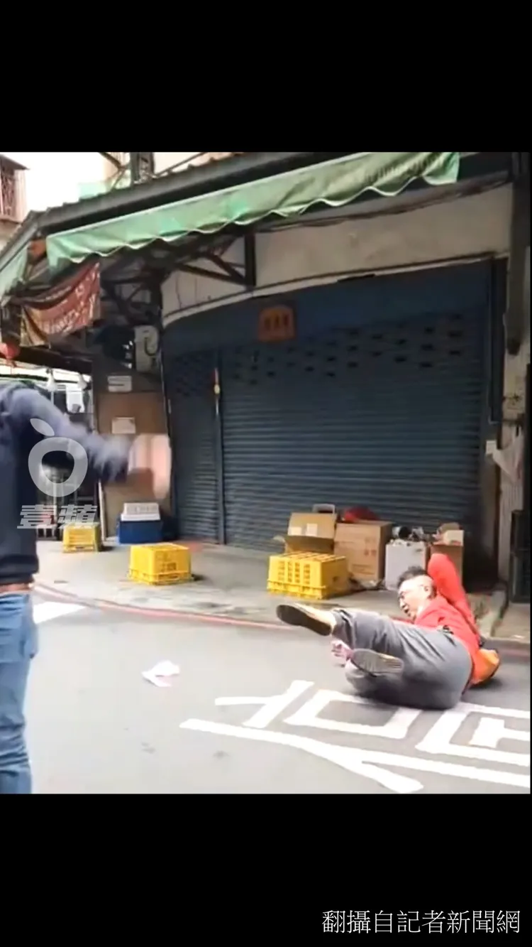 被踹男子把紅衣男掀翻在地。臉書「記者新聞網」