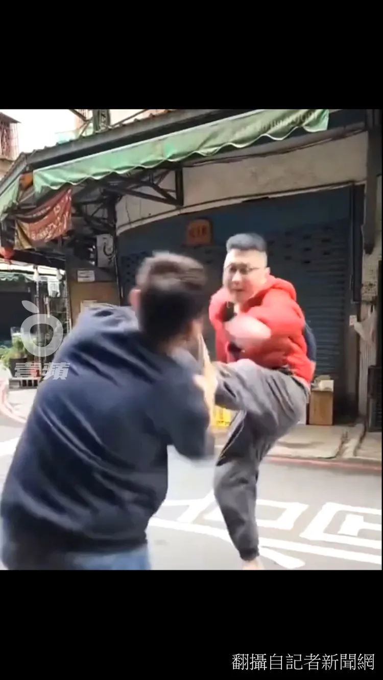 紅衣男爆粗口，還動腳踹人。翻攝自臉書「記者新聞網」