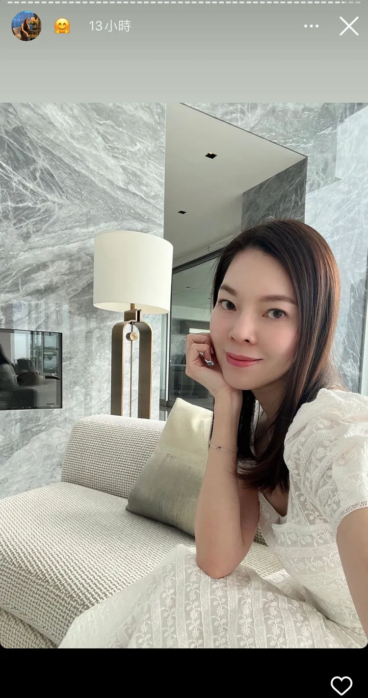 另一張曾馨瑩穿著白色蕾絲圖案洋裝的自拍照中，也曝光其一豪宅內的裝潢設計走簡潔現代風格。翻攝hsin_ying_tseng IG