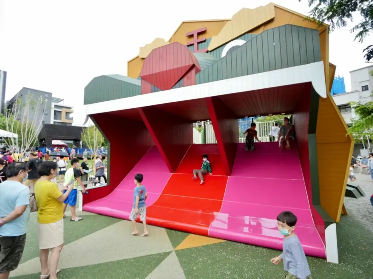 許多家長都會在放假日帶小孩出門放電。圖為新竹縣公一特色公園。縣府提供
