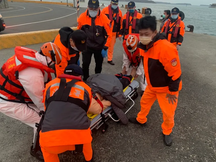 離島男子疑因癲癇發作，海巡署派員前往救援。翻攝畫面