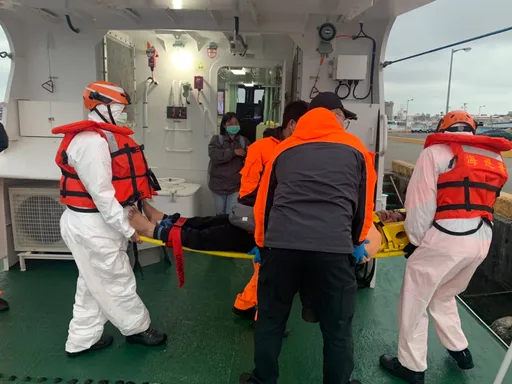 男疑癲癇發作陷昏迷　海巡艇馳赴後送澎湖馬公就醫