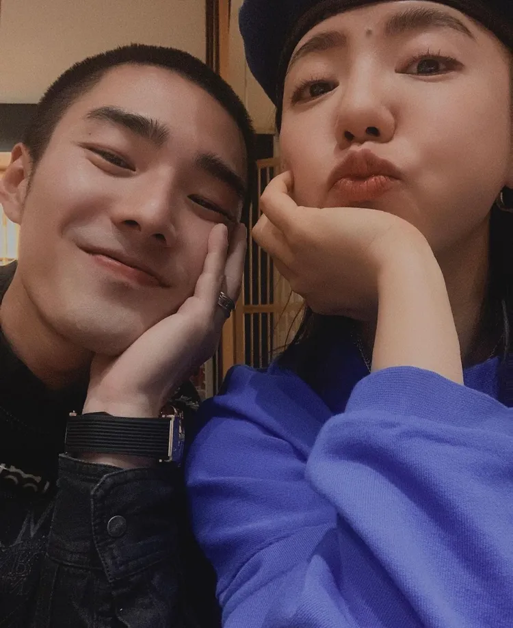 丁噹（右）和小金城武放閃。翻攝丁噹IG