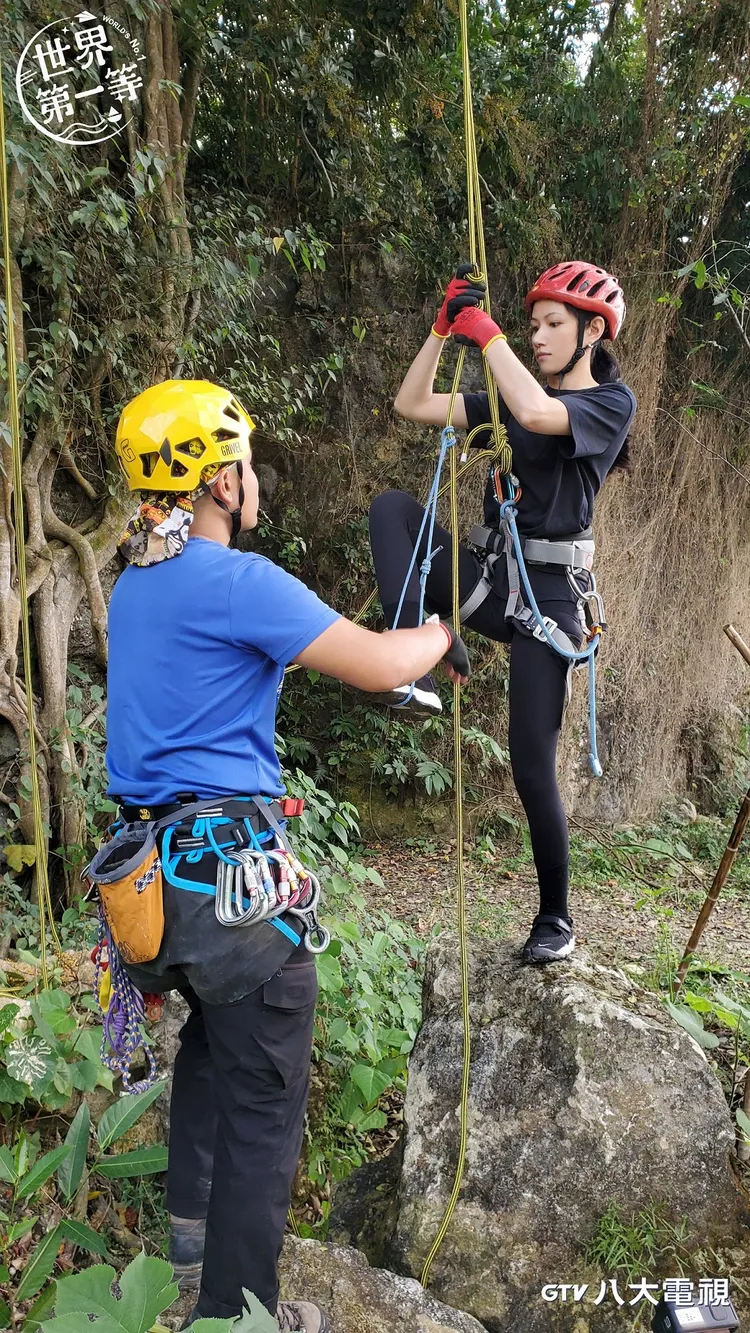 李千娜挑戰6層樓高大樹。八大提供