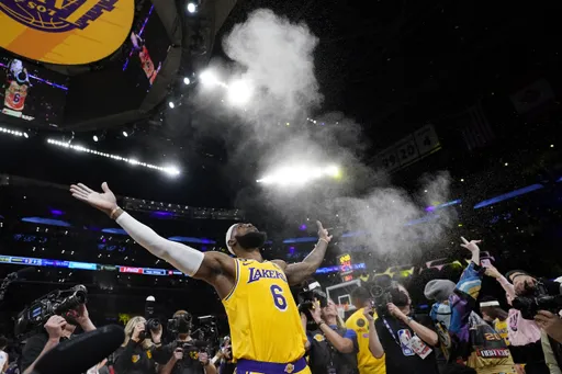 詹皇超越賈霸成NBA史上得分王　google藏彩蛋「飄王冠籃球雨」